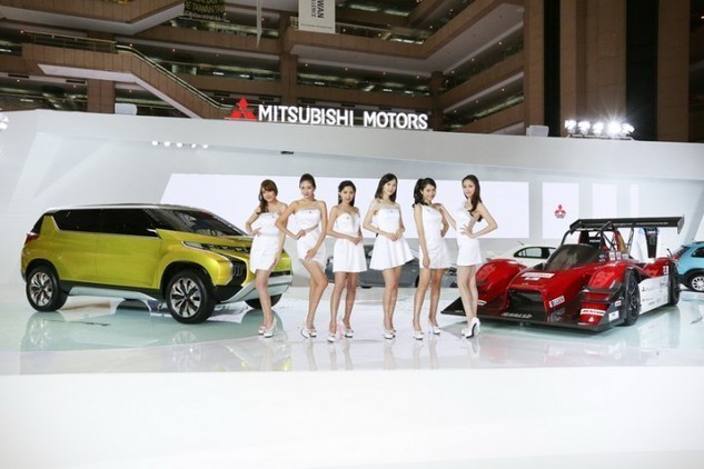 2016世界新車大展 MITSUBISHI．中華汽車 雙品牌盛大參展 高空特技舞者CARSHOW 吸睛